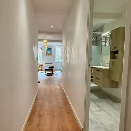 Les Templiers - Downtown And Private Garage Apartment
