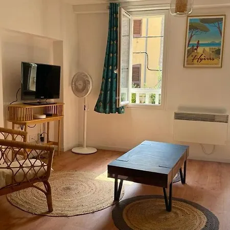 Les Templiers - Downtown And Private Garage Apartment *
